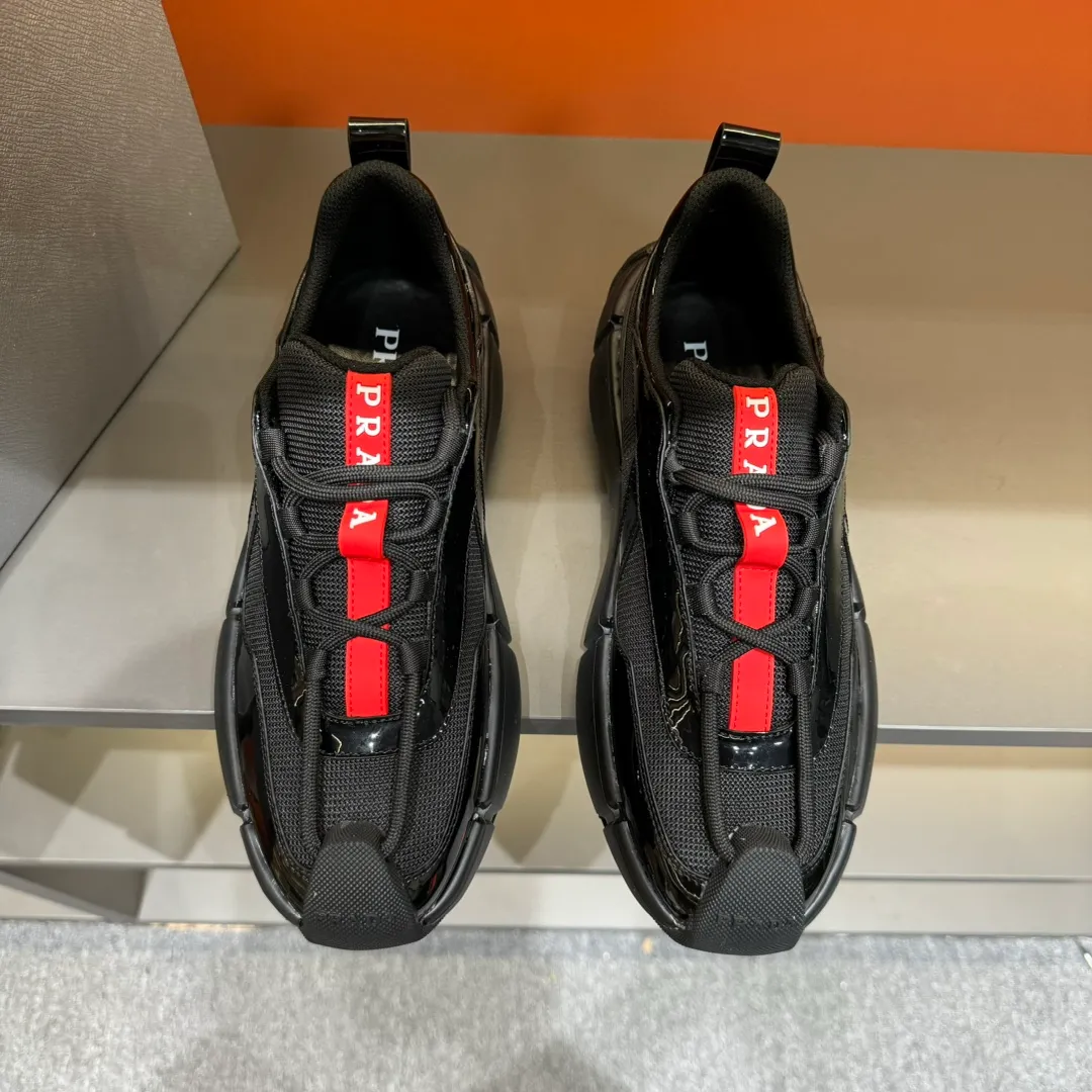 P460 PRADA/Prada men's lace-up leather casual sports shoes, the upper is made of cowhide leather and breathable mesh. It is soft, comfortable and breathable. The tongue is decorated with the PRADA brand letter logo. The thick rubber sole echoes the red label tongue. The style is fashionable and elegant. The details are carefully crafted. A casual sports shoe with a super western style and excellent breathability! Code number 38-45 (45 customized)